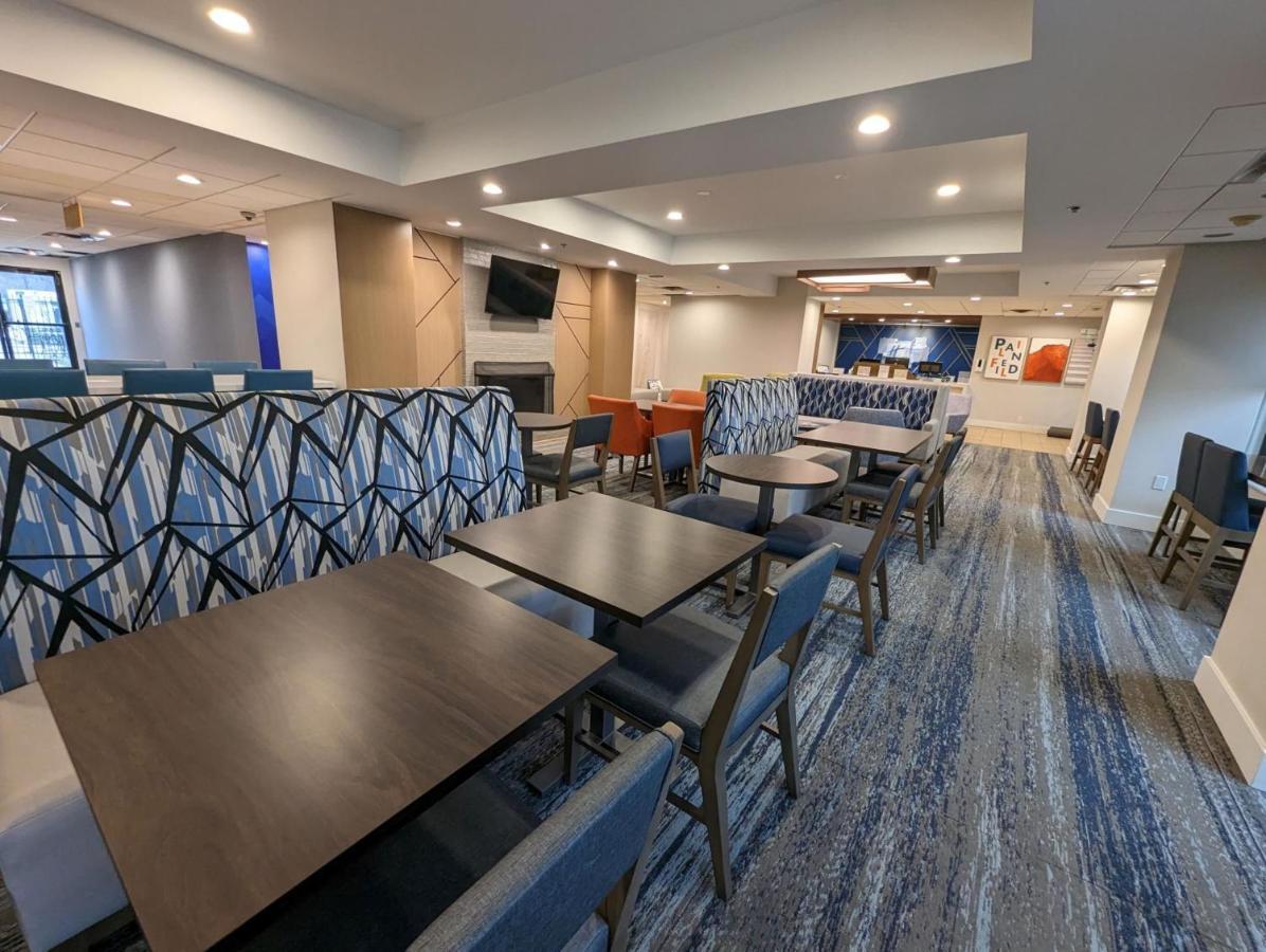 Holiday Inn Express Indianapolis Airport By Ihg Plainfield Exterior foto