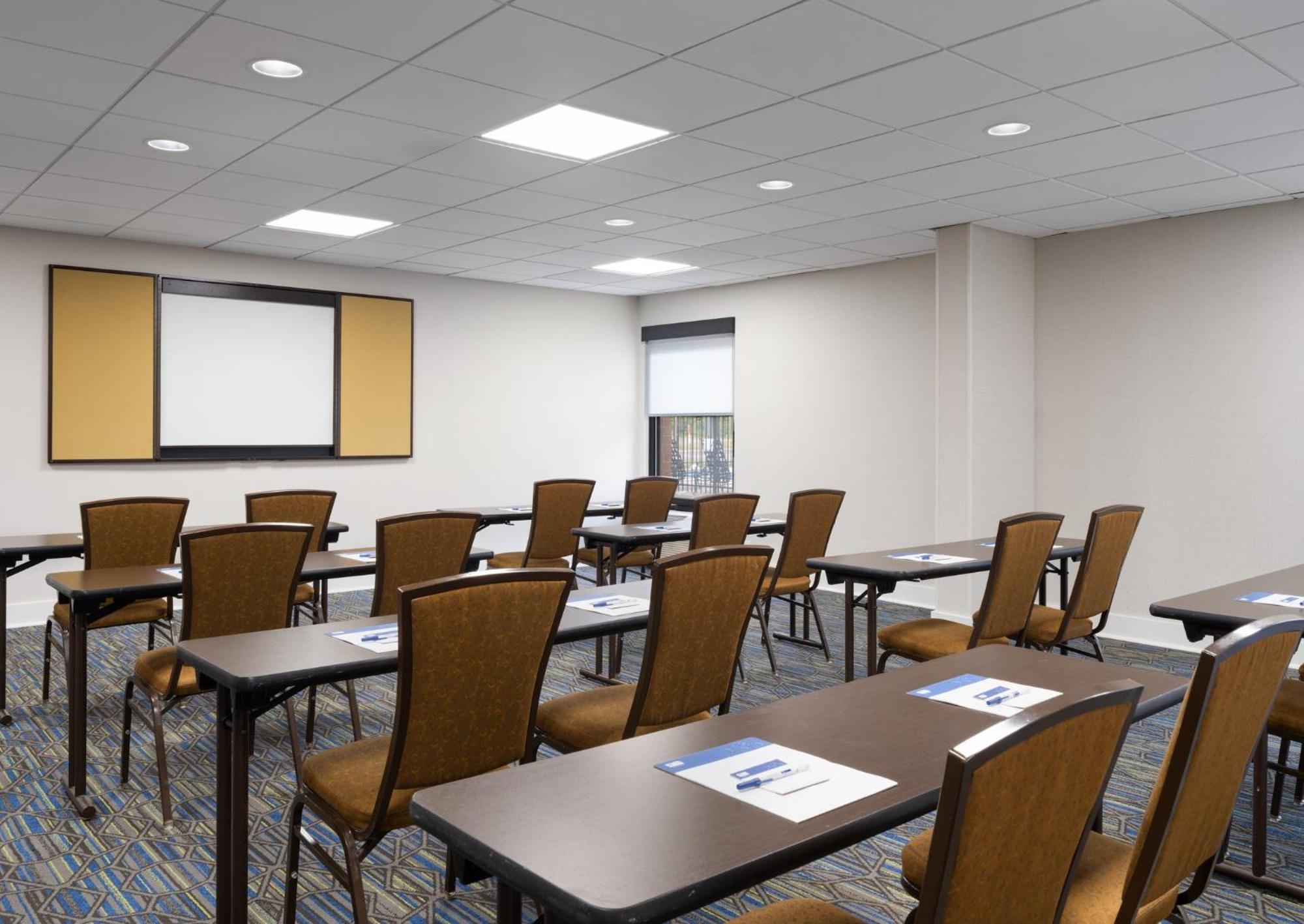 Holiday Inn Express Indianapolis Airport By Ihg Plainfield Exterior foto